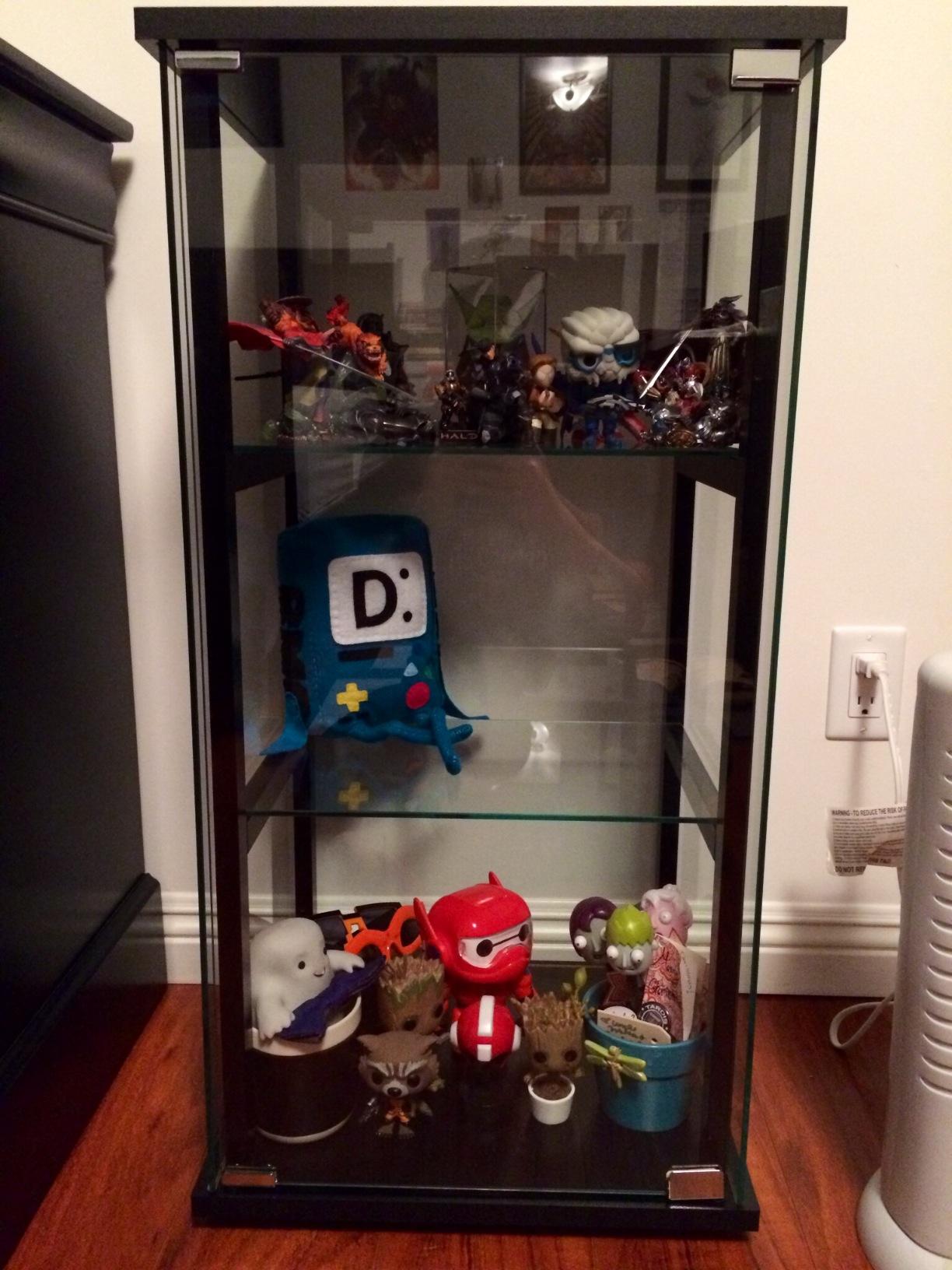 Coaster Home Furnishings Cyclamen 34-inch 3-Tier Clear Tempered Glass Curio Cabinet Display Case with Shelving Black 950179 customer photo 1