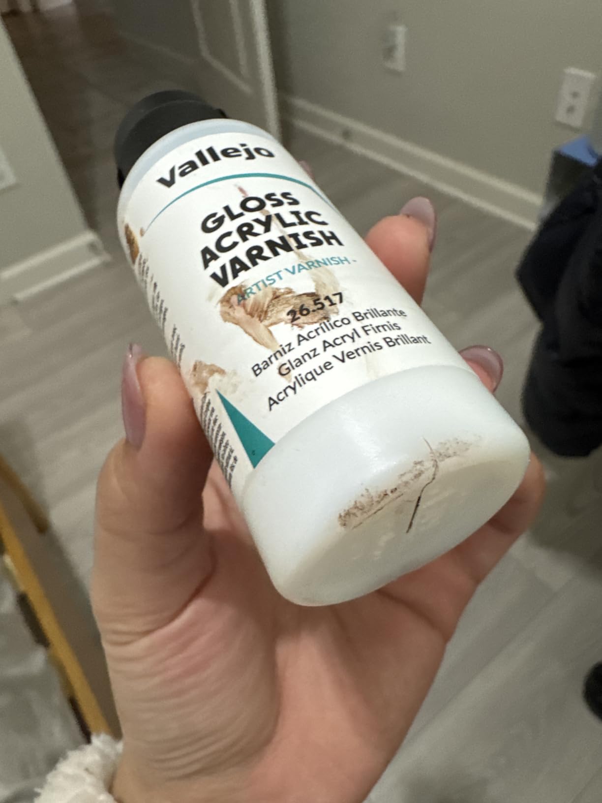 Vallejo - Permanent Acrylic Varnish | Glossy Finish 60 ml. (2.02 fl.oz.) | Extraordinary Hardness & Permanence | Scratch Resistant & Non-Yellowing | Outdoor and Indoor Surfaces customer photo 1