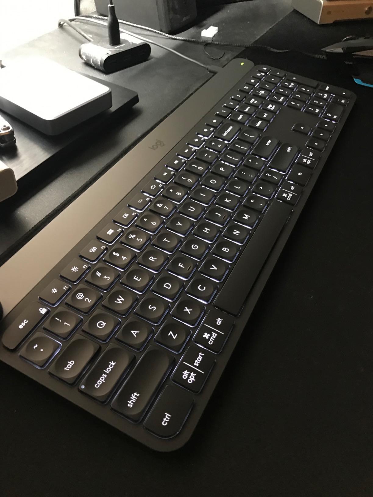 Logitech Craft Advanced Wireless Keyboard with Creative Input Dial and Backlit Keys, Dark Grey and Aluminum customer photo 1