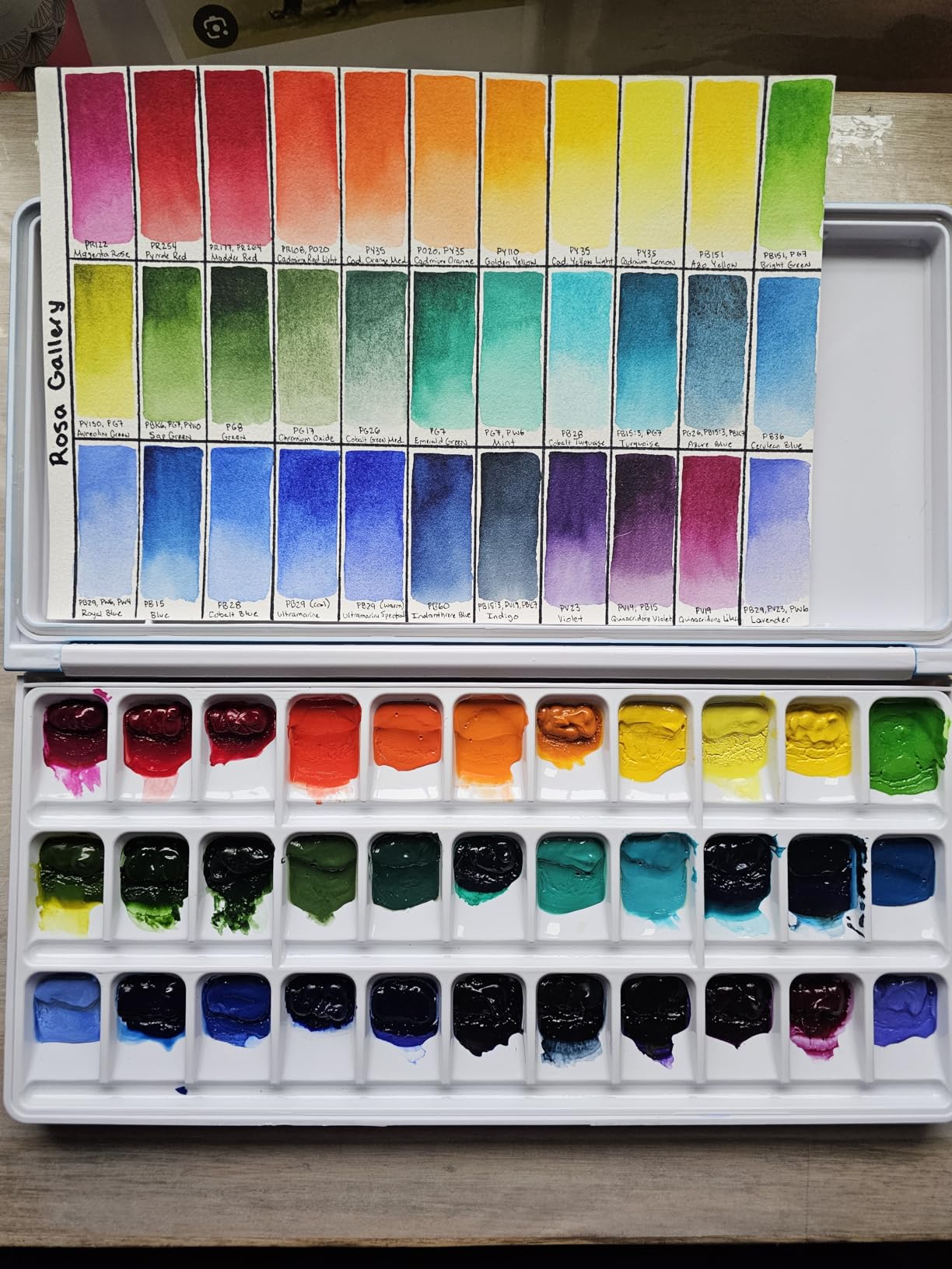 MEEDEN Watercolor Palette with Lid: 33 Wells Airtight Folding Paint Palette customer photo 1