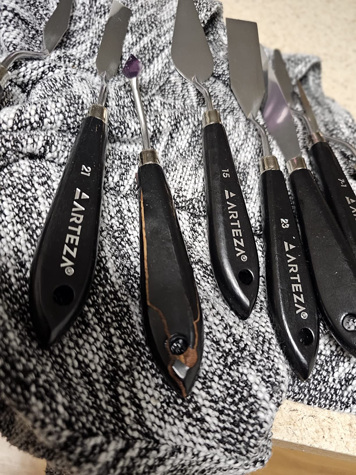 Arteza Palette Knives 8-Pack, Sizes No. 1, 25, 7, 15, 39, 23, 17, 21, Durable Stainless Steel Blade & Break-Resistant Wooden Handle, Art Supplies for Oil & Acrylic Painting customer photo 1