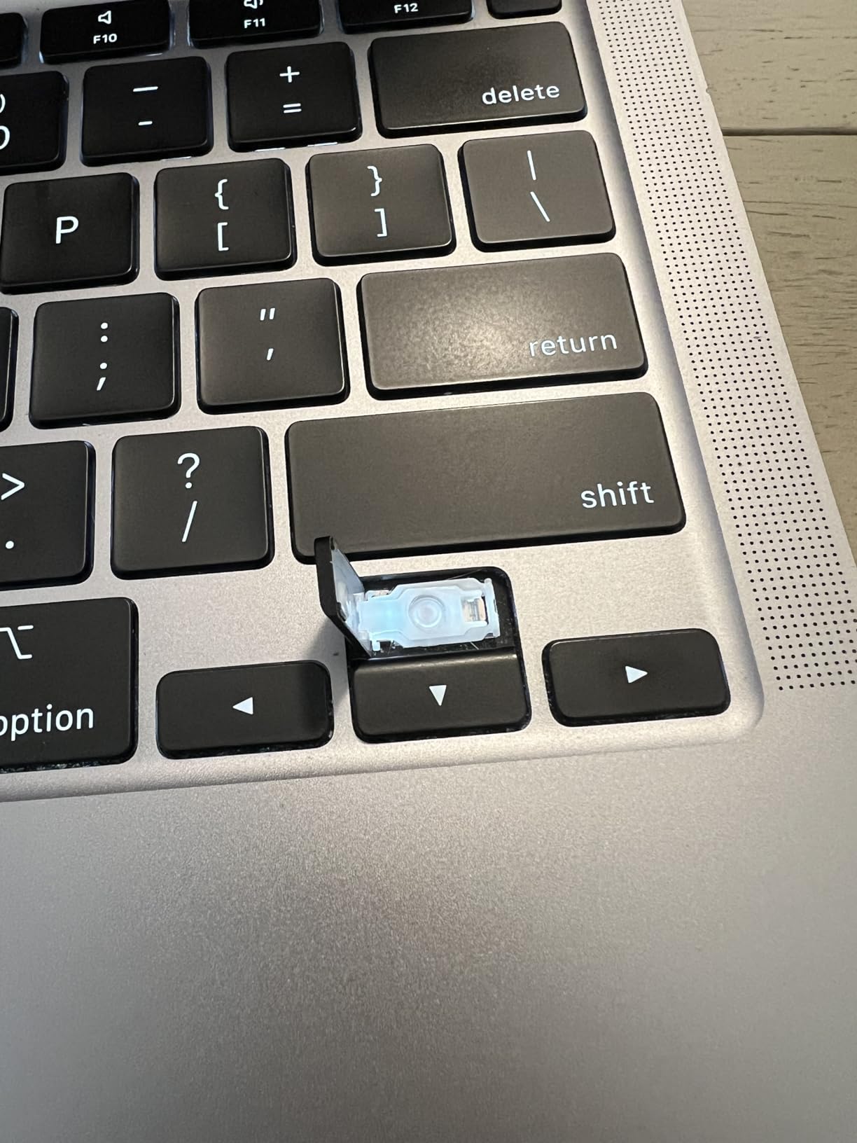 Late 2020 Apple MacBook Air with Apple M1 Chip (13.3 inch, 16GB RAM, 256GB SSD) Space Gray (Renewed) customer photo 2