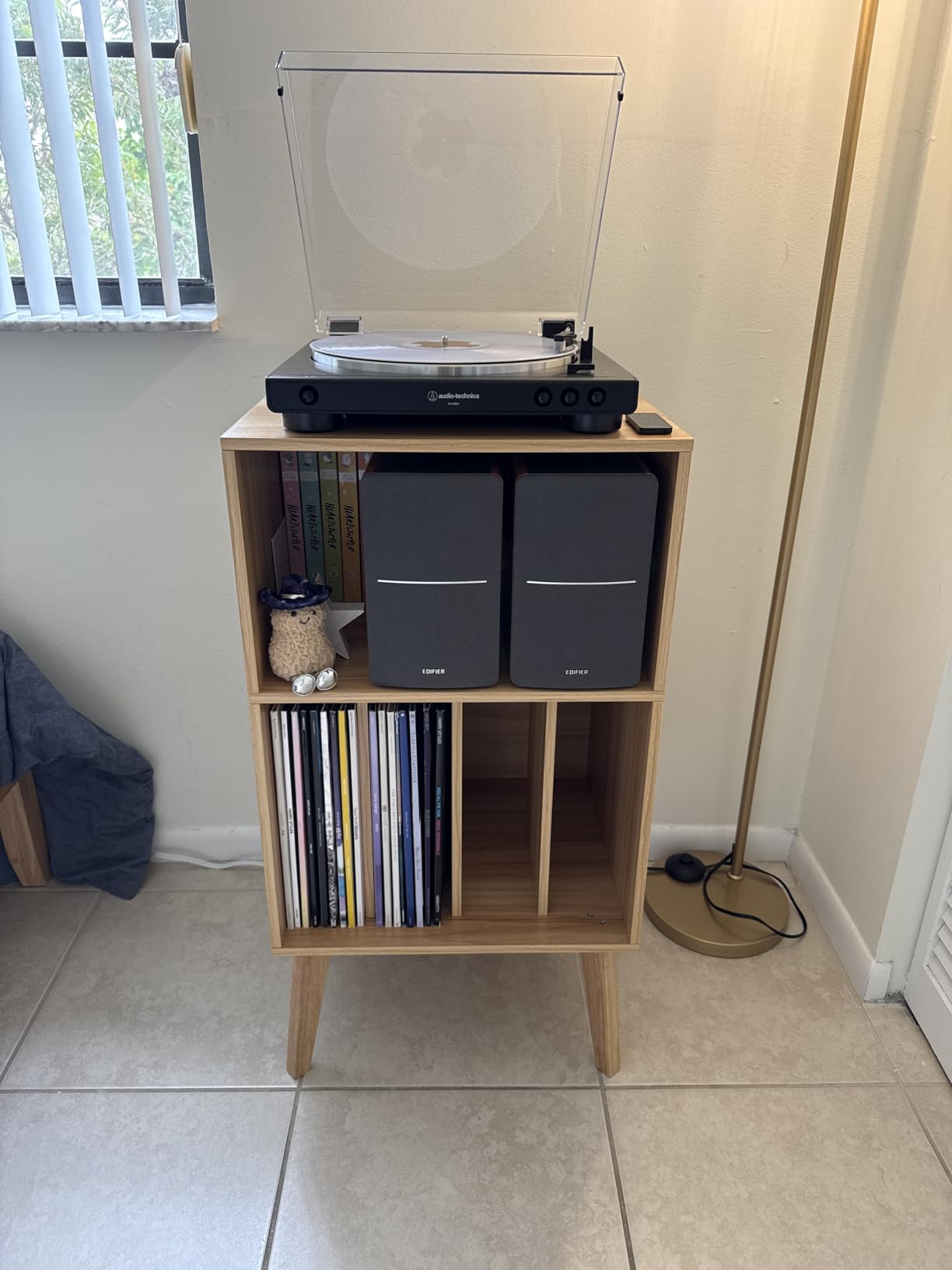 Lerliuo Record Player Stand, Walnut Turntable Stand Holds up to 160 Albums customer photo 1