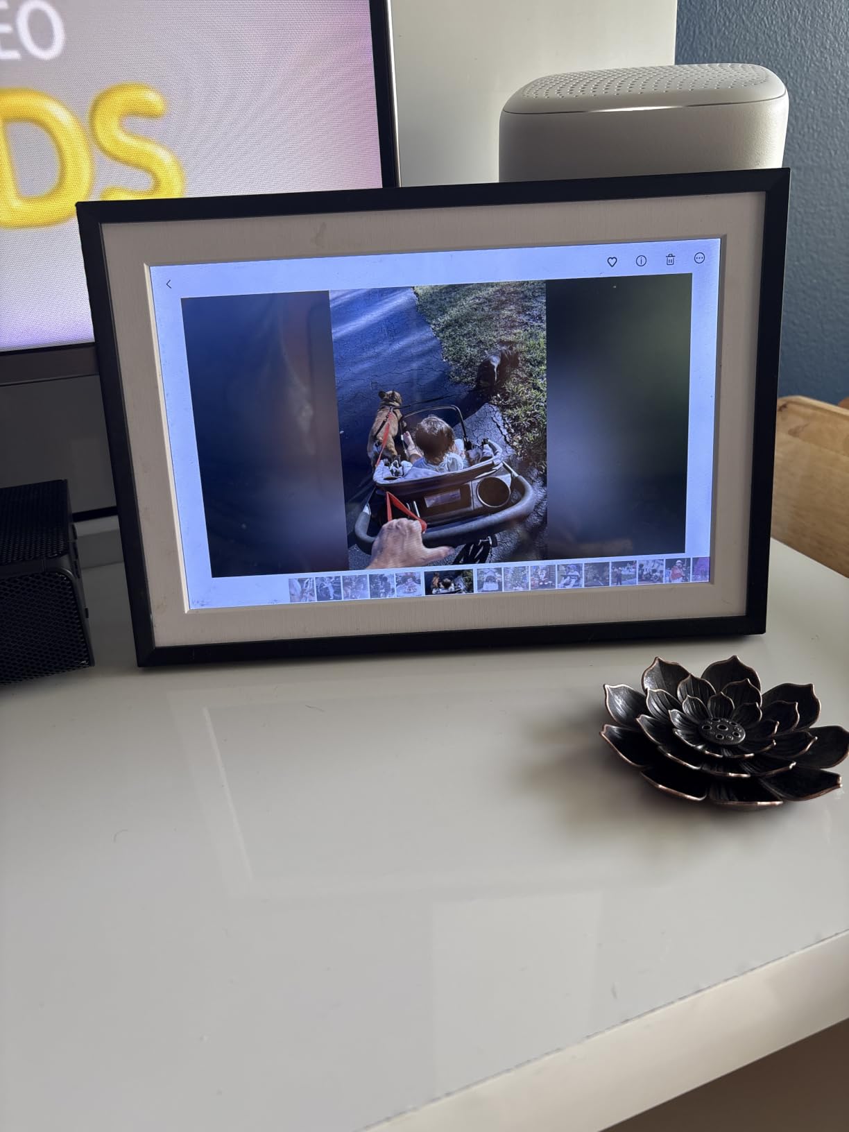 Dragon Touch Large Digital Picture Frame 21.5 inch Screen WiFi Digital Photo Frame Display, 32GB Storage, Auto-Rotate, Share Photos via App, Email, Cloud, Classic 21(Not Touchscreen) customer photo 2