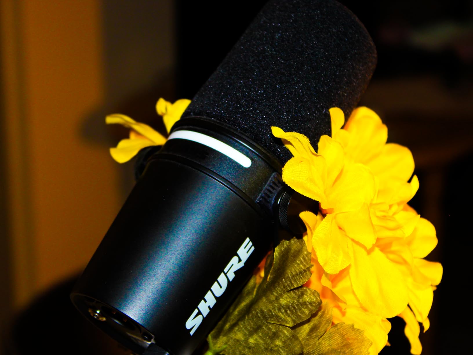 Shure MV7+ USB-C & XLR Podcast Dynamic Mic with Stand - Black customer photo 1
