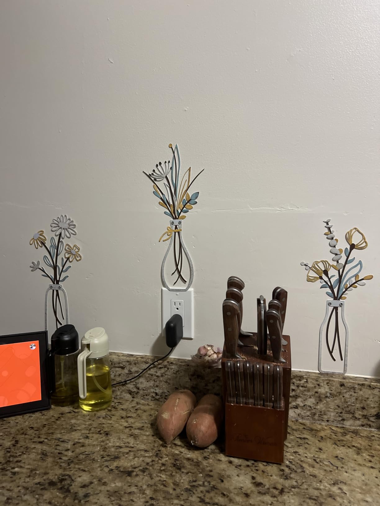 Pigort 3 Pieces Metal Flowers Wall Art- Rustic Farmhouse Decor Minimalist Decor for Living Room Bathroom Bedroom Dining Room, Housewarming Gifts Christmas Decoration(Beige, Vase-C) customer photo 1