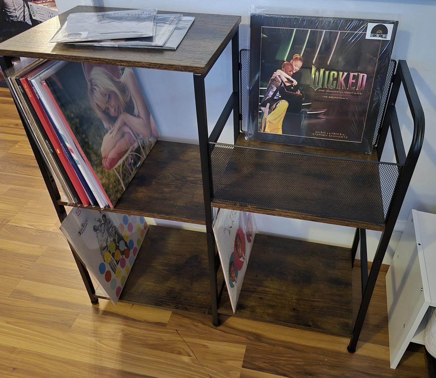 ThreeHio Record Player Stand, Turntable Stand with Vinyl Storage Holds up to 300+ Albums, Storage Cabinet for Vinyl Records, Record Player Table for Living Room customer photo 1