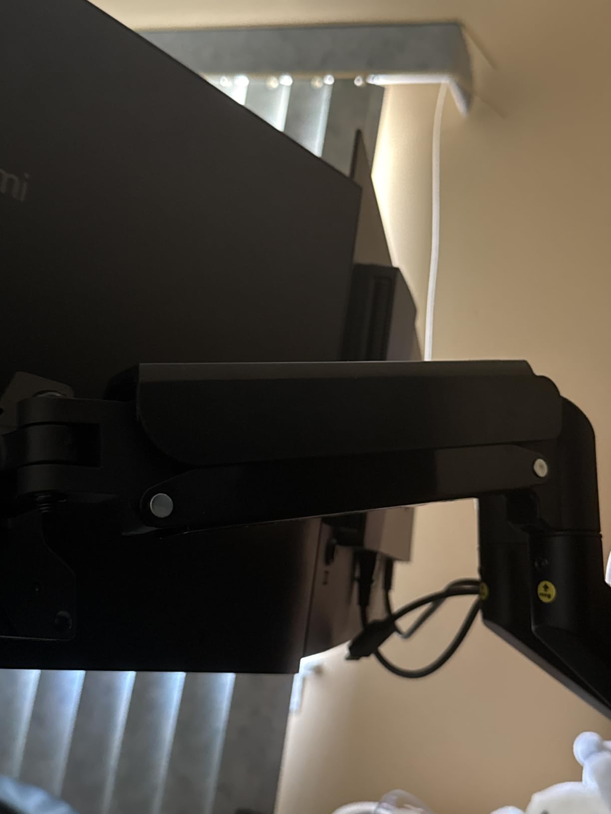 WALI Adjustable Dual Monitor Arm for 13-32 inch Screens, 22 lbs per Arm customer photo 1