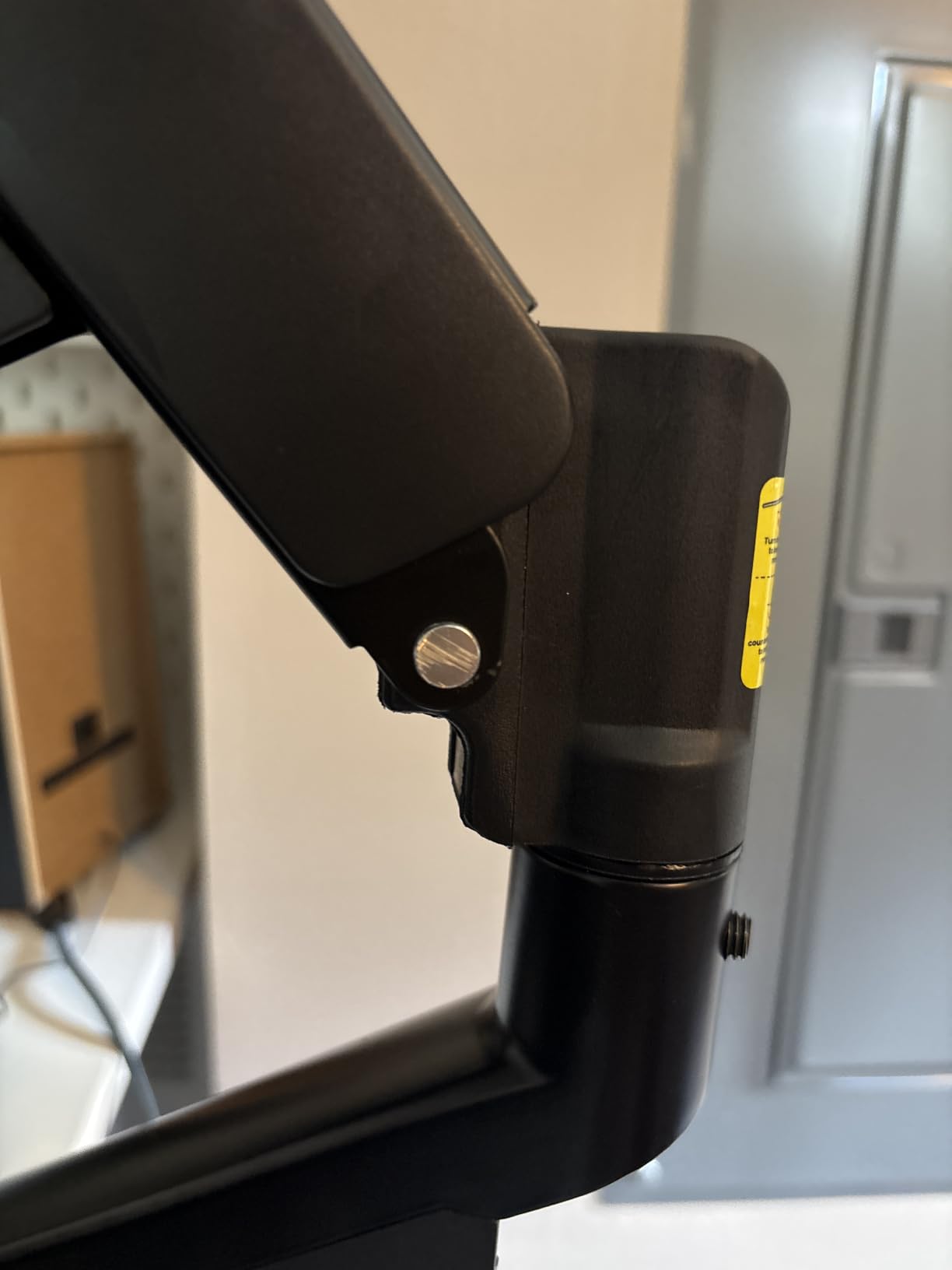 ErGear Heavy Duty Monitor Arm for 13-49″ Ultrawide Screens, 37.4 lbs Capacity, Full Motion Monitor Desk Mount, Rock-Solid Support, Dual C-Clamp & Grommet Mount, VESA 75x75/100x100mm customer photo 1
