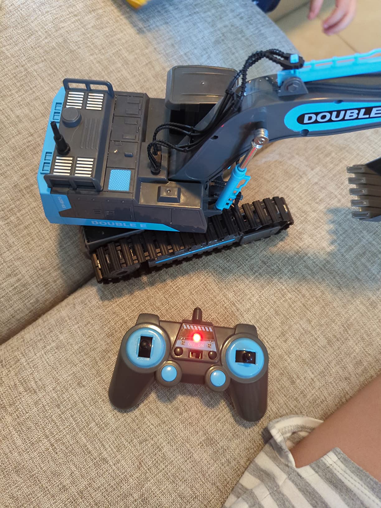 DOUBLE E Remote Control Excavator Toy, RC Excavators Sandbox Digger Hydraulic Construction Toys - Realistic Construction Vehicle with 6 Functions, Xmas Gift for Kids 3-14 Years customer photo 1