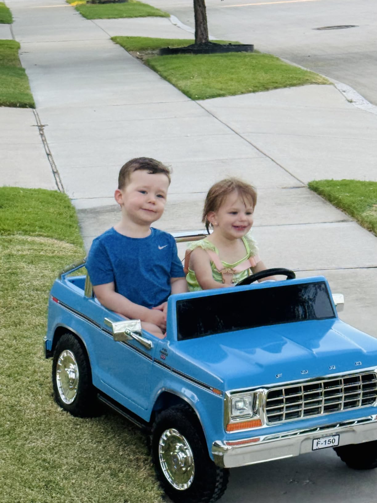 ANPABO Licensed Ford F-150 24V 2 Seater Ride on Car for Kids, Blue customer photo 2